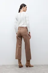 Pantalón tipo culotte de jean color marrón tostado, con tiro alto, bolsillos delanteros tipo parche y terminación deshilachada en el ruedo.