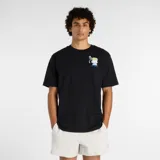 Remera de algodón color negro, de manga corta y cuello redondo, con estampado gráfico pequeño en el pecho que representa una porción de papas fritas con el logo de New Balance.