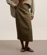 Pollera midi de corte sastre color verde militar, con cintura ancha y diseño cruzado falso con costuras aparentes.