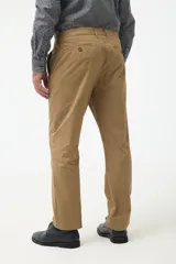 Pantalón color beige de algodón y spandex, corte recto, con bolsillos laterales y traseros.