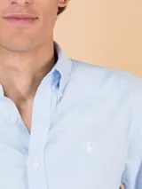 Camisa de hombre Oxford a rayas rosadas y blancas, con corte regular fit, cuello button-down, mangas largas, cierre frontal de botones y logo bordado en el pecho.