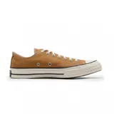 Championes Converse Chuck 70 color ocre, de caña baja y cordones blancos.