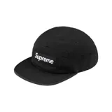 Gorro tipo camp cap Supreme en color negro, modelo Washed Chino Camp, con visera plana y parche frontal con el logo de la marca bordado en blanco sobre fondo negro.
