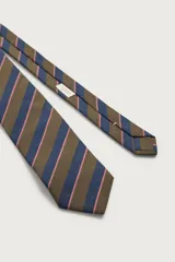 Corbata ancha de la colección especial Fruit of the Loom x Zara, confeccionada en tejido de algodón con diseño de rayas diagonales en tonos marrón, azul marino y líneas rosadas.