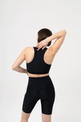 Top deportivo color marrón con espalda estilo nadador y cuello redondo.