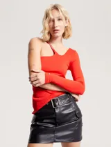 Remera roja de manga larga con corte asimétrico y un solo tirante con logo de Tommy Jeans.