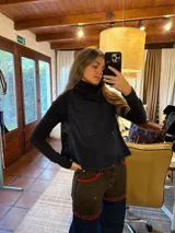 Chaleco de gamuza y tweed con cuello alto de conejo y lazos ajustables en los laterales.