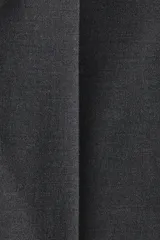 Pantalón sastrero gris oscuro con corte slim fit, pliegues frontales y raya marcada en las piernas. Cuenta con cierre de botón y bolsillos laterales.