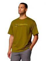 Remera de algodón de alto gramaje marca Columbia, color verde oliva, con cuello redondo y el logotipo estampado en el pecho en tonos amarillos y oscuros.