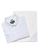 Camisa de manga larga RKF con estampado de cuadrícula fina en tonos azules y verdes sobre fondo blanco. Presenta cuello americano abotonado, cierre frontal con botones, puños ajustables y un bolsillo en el pecho con el logo de la marca bordado.