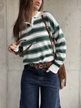 Sweater liviano de punto con diseño a rayas horizontales en color verde y blanco, cuello polo con solapa y mangas largas.