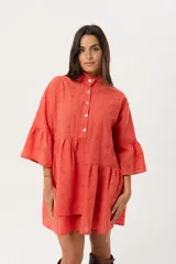 Vestido corto color coral con cuello mao, botones hasta la cintura y mangas con volados.