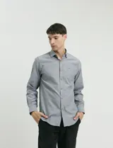 Camisa de manga larga con cuello button-down, bolsillo frontal y botones de madera. Confeccionada en una mezcla de poliéster y algodón.