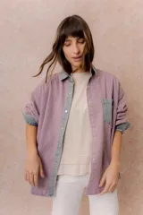 Camisa de denim color verde menta con calce relajado, cuello clásico, cierre frontal con broches metálicos, mangas largas y bolsillo aplicado en el pecho, con detalles en tono gris azulado a contraste en cuello, cartera, bolsillo y puños.