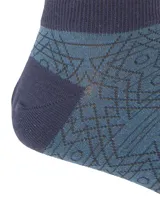 Medias cortas Hush Puppies de color azul con patrón geométrico, puntera, talón y elástico superior en tono azul oscuro.