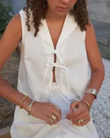 Anillo plateado con textura irregular y diseño rústico.