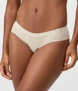 Kit de dos bombachas modelo bikini de tiro medio, confeccionadas en algodón con elastano. Incluye una prenda en color beige y otra en negro, ambas con ribetes elásticos y un pequeño detalle metálico con el logo de la marca en el lateral.