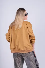Campera bomber color camel con cierre de botones a presión y puños elásticos.