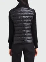 Cárdigan Moncler de diseño híbrido, con frente acolchado tipo puffer y mangas y espalda de tejido de punto. Presenta cuello alto, cierre frontal de cremallera completa y ajuste entallado.