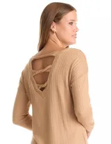 Remera de manga larga con textura tipo waffle, cuello redondo y corte recto con aberturas laterales en el ruedo.