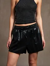 Short negro de cuero sintético con cintura elástica y cordón ajustable.
