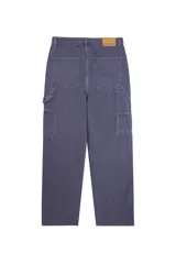 Pantalón estilo carpintero de corte holgado, color azul marino con efecto lavado. Presenta bolsillos laterales funcionales, cierre frontal con botón y costuras reforzadas.