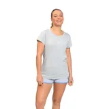 Remera deportiva gris de poliéster con cuello redondo y logo Umbro estampado en el pecho.