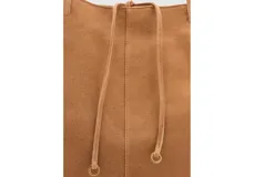 Bolso tipo shopper de gran tamaño confeccionado en cuero vacuno color tostado, con diseño de solapa y correas largas para llevar al hombro.