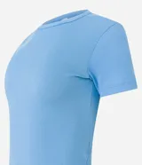 Blusa básica de manga corta y cuello redondo, confeccionada en viscosa texturizada de canalé con elastano y detalle de terminación ondulada en el bajo.