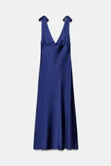 Vestido midi de satén azul marino, con escote en V y tirantes anchos con lazada en los hombros.