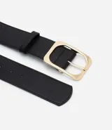 Cinturon de material sintetico negro de ancho mediano con hebilla metalica cuadrada de diseño clásico y elegante.