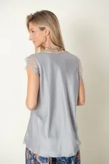 Blusa italiana de satén de seda, color beige, con escote en V y detalles de encaje en el pecho y los hombros, de corte holgado y sin mangas.