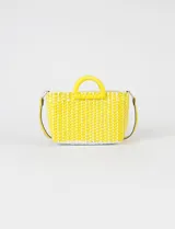 Bolso tipo tote de diseño trenzado en colores amarillo y blanco, con asa rígida superior y correa ajustable extraíble.