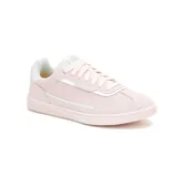 Championes Caterpillar modelo Pause Retro T-Toe, color rosa pastel, confeccionados en cuero gamuzado con detalles en blanco. Presentan cierre por cordones, suela de goma con textura y logo de la marca grabado en el lateral y en la suela.