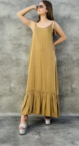 Vestido largo color ocre con breteles finos y falda con volados.