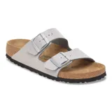 Sandalias Birkenstock modelo Arizona con dos tiras ajustables con hebilla metálica, confeccionadas en material sintético Birko-Flor con acabado brillante plateado con purpurina. Plantilla anatómica de corcho y látex con suela de EVA.