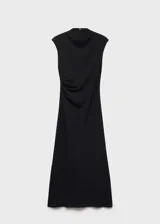Vestido midi de tejido fluido con diseño evasé, cuello perkins y sin mangas. Presenta detalle de cintura drapeada y cierre de cremallera en la parte posterior. Incluye forro interior.