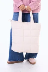 Bolso tipo tote acolchado con diseño matelaseado de cuadros, con asas superiores y cierre principal.