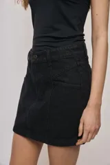 Falda de denim blanca de corte recto con bolsillos delanteros aplicados, costuras pespunteadas a contratono y cierre frontal con botón y cremallera.