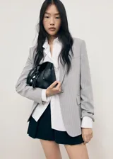 Blazer de corte recto y diseño de raya diplomática, con cuello de solapa con muesca, cierre frontal de un botón, bolsillos laterales con solapa y bolsillo de ribete en el pecho.