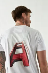 Remera blanca de manga corta con cuello redondo y estampado en la espalda de una foto del puente Golden Gate.