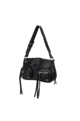 Cartera de hombro color negro con solapa frontal, cierre de hebilla y múltiples bolsillos exteriores con cierres y detalles metálicos. Incluye una correa ajustable.