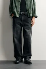 Pantalón jeans de corte relaxed fit, color celeste con efecto lavado, de estilo carpintero con bolsillos laterales y presillas de herramientas.