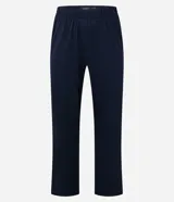 Pijama masculino de dos piezas en color azul marino. Incluye una camisa de manga larga con cuello en V, cierre frontal abotonado y detalles de costuras en contraste, junto con un pantalón de corte recto y cintura elástica.
