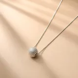 Collar de cadena fina tipo veneciana con dije de esfera pequeña con textura diamantada, elaborado en plata 925.