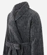 Bata de baño gris confeccionada en plush con textura acanalada. Tiene lazo en la cintura y bolsillos delanteros.