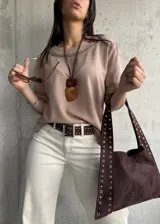 Blusa color beige de manga corta con detalle de encaje en cuello y mangas.