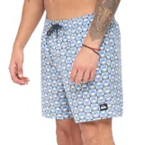 Short de baño Quiksilver con estampado geométrico de cuadros y soles en tonos celestes y grises. Cuenta con cintura elástica con cordón de ajuste negro y bolsillos.