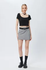 Top corto negro de escote cuadrado y manga corta con costuras tipo corsé.