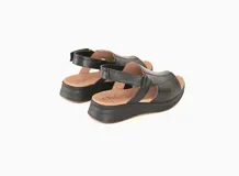 Sandalias de cuero negro con plataforma baja y tira trasera ajustable.